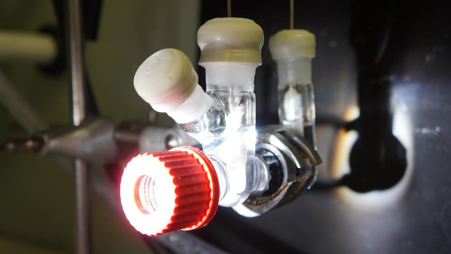 Zonnereactor converteert CO2 en plastics in duurzame stoffen