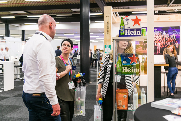 GURU'S UIT DE INDUSTRIE OP HET PODIUM OP DE TWEEDE DAG PACKAGING INNOVATIONS