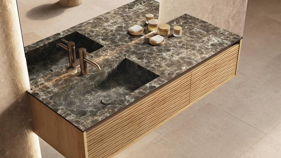 Badkamertrends 2025: gekleurde kranen en Wabi-sabi