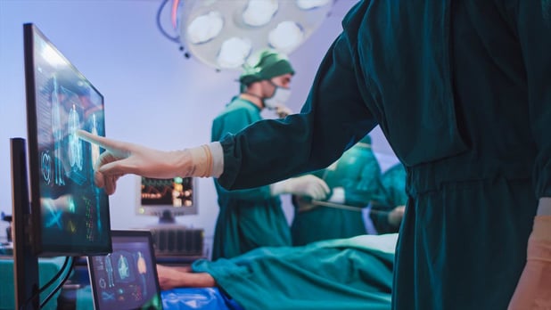 Une intelligence artificielle répond en direct aux questions lors d'une opération médicale