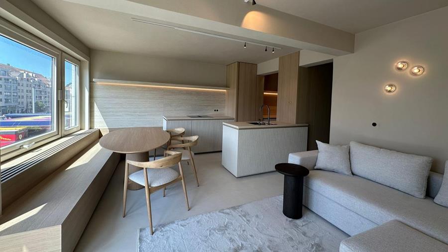 Un logement compact avec des détails sur mesure en chêne